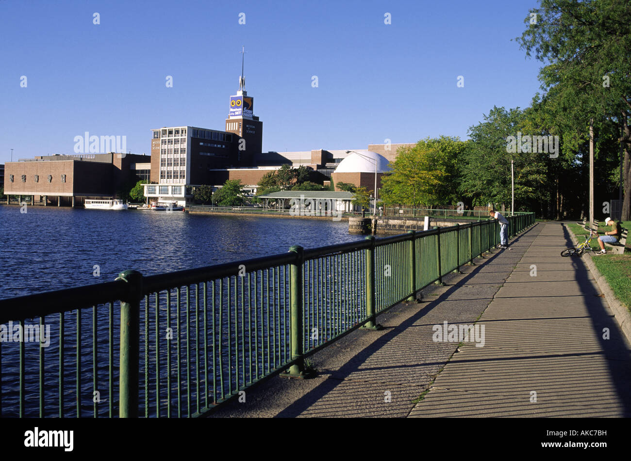 Ein öffentlicher Gehweg auf der Esplanade entlang des Charles River führt, das Museum of Science Stockfoto