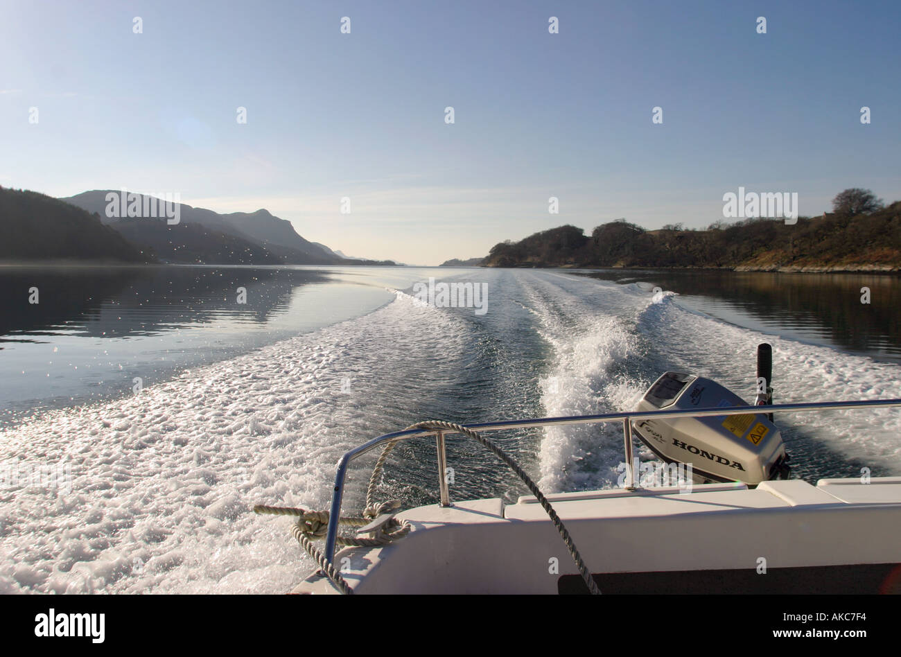 Ufer in einem Schnellboot zu verlassen Stockfoto