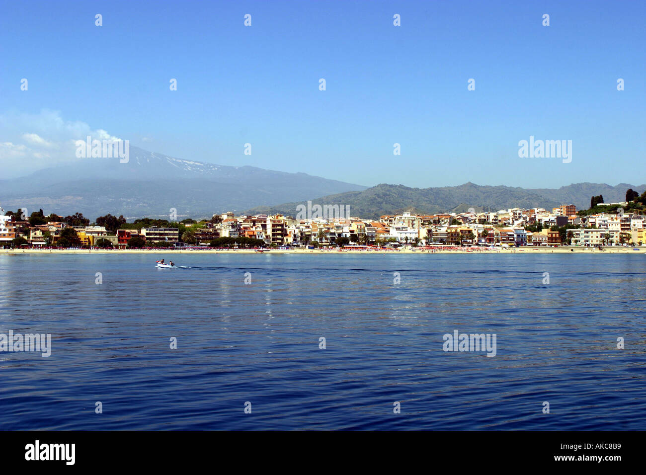 Italien-Sizilien-Blick vom Hafen von Giardini Naxos in Richtung Ätna Stockfoto