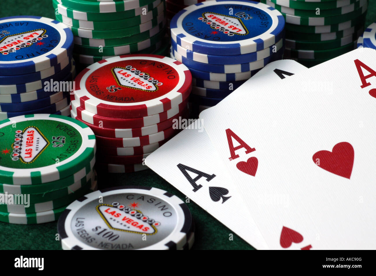 Poker-Chips und ein paar Asse Stockfoto