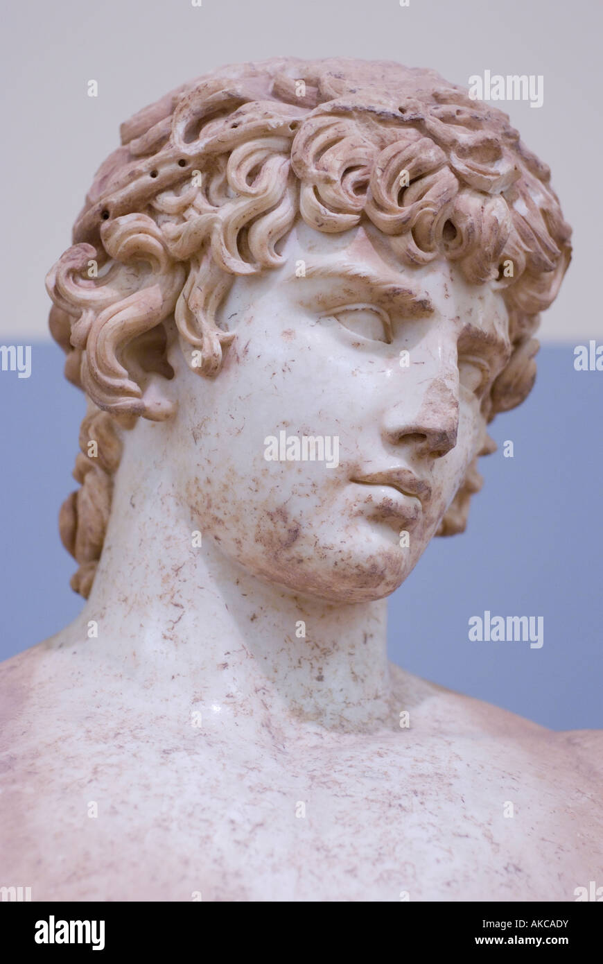 Antinoos-Statue im Museum im alten Delphi. Antinoos war ein Jüngling von außergewöhnlicher Schönheit aus Bithynien. Stockfoto