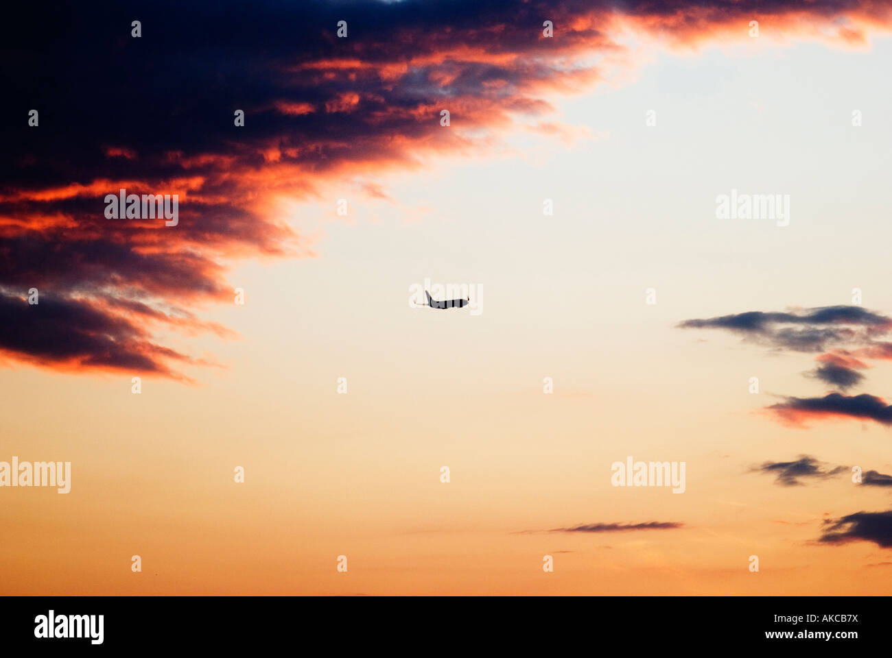 Air Force One nach dem Start in einem brennen trübe rote und orange Sonnenuntergang Stockfoto