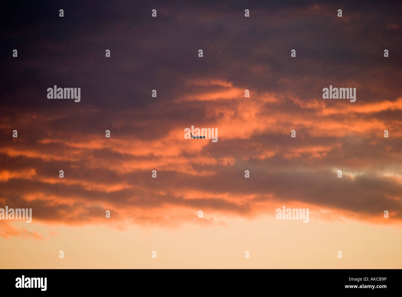 Air Force One nach dem Start in einem brennen trübe rote und orange Sonnenuntergang Stockfoto