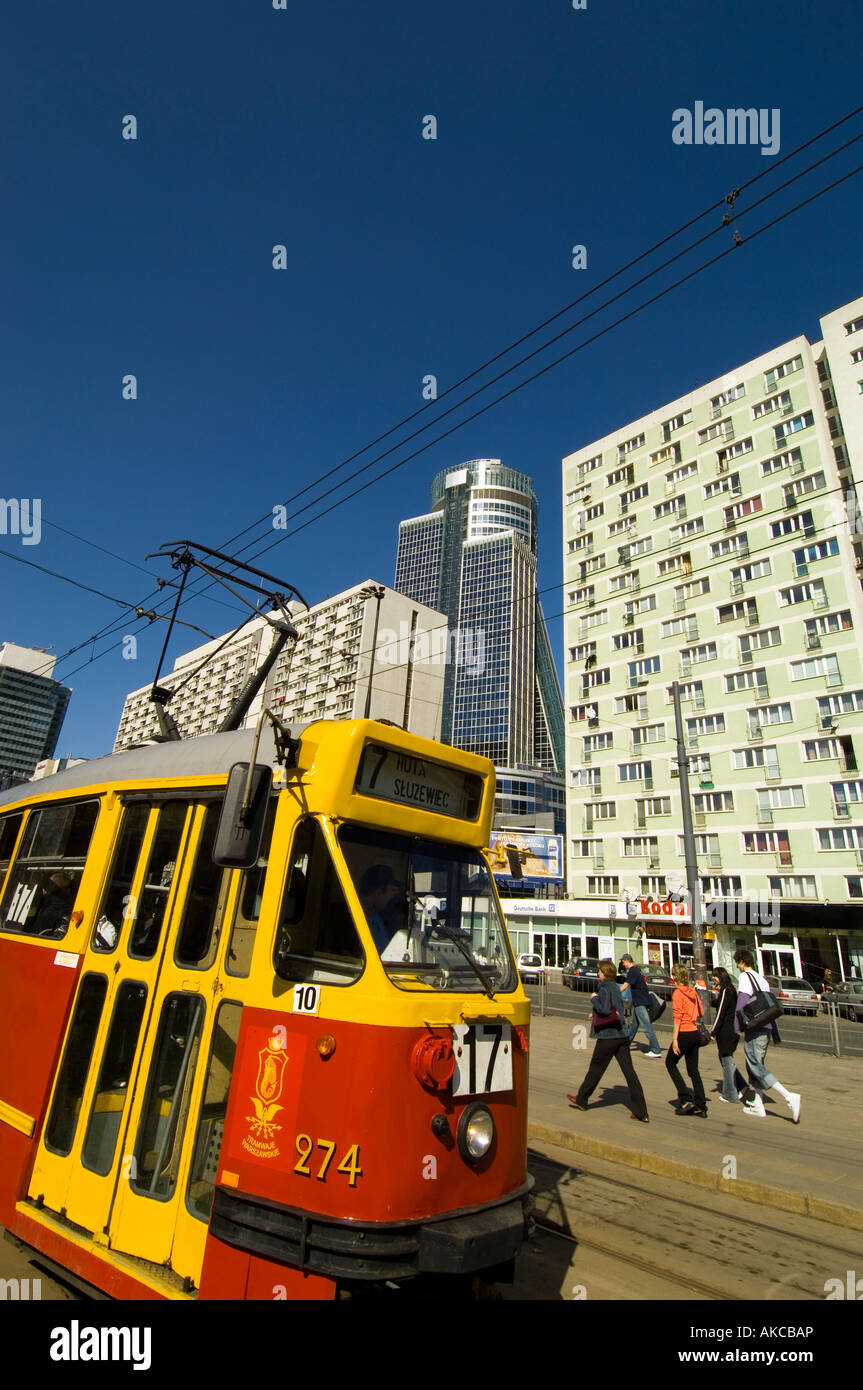 Rote Straßenbahn und Verkehr Warschau Polen Stockfoto