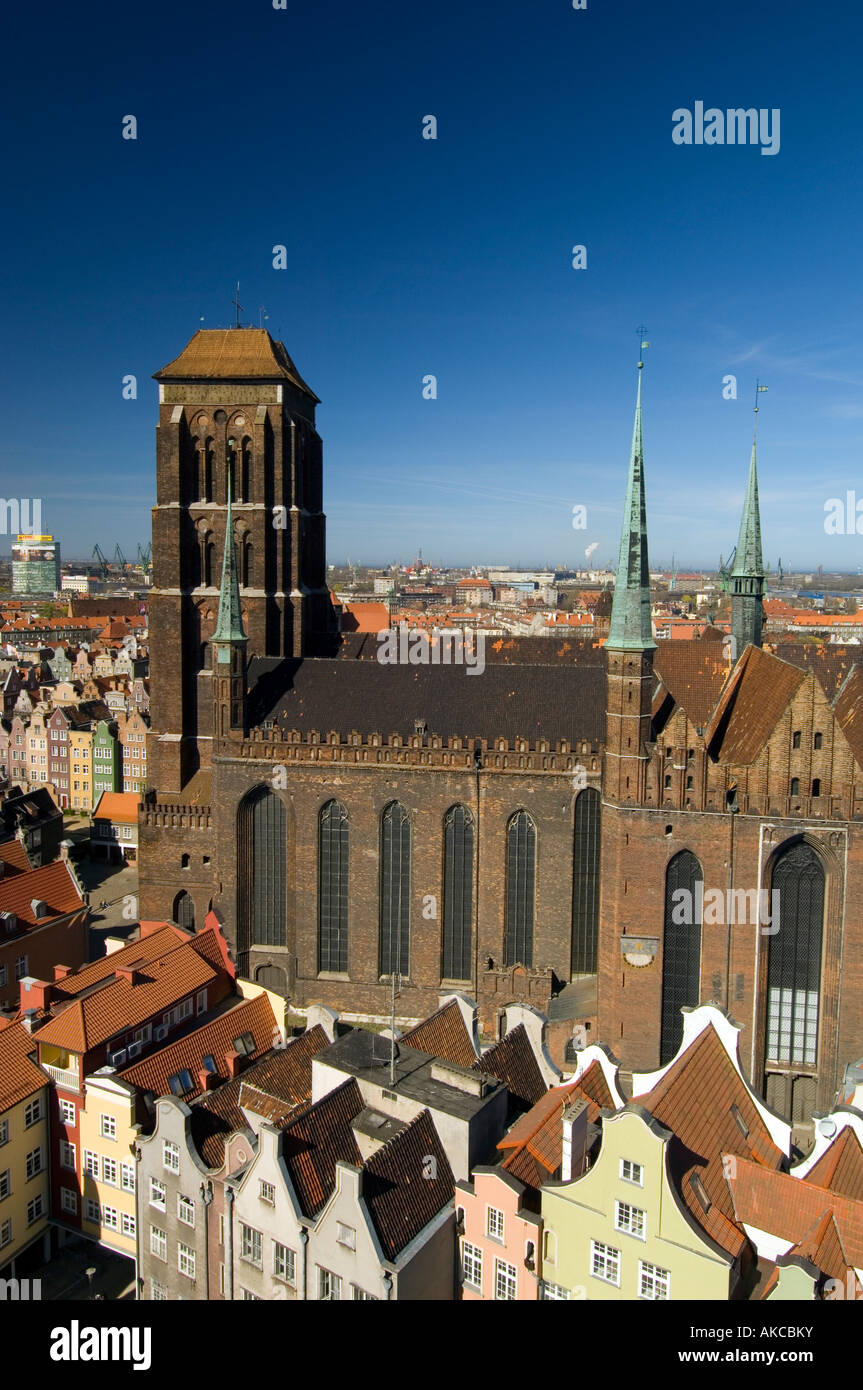 Kirche St Mary s und Blick auf Altstadt, gesehen vom Betrachten der Galerie des alten Rathauses Uhrturm Danzig Polen Stockfoto