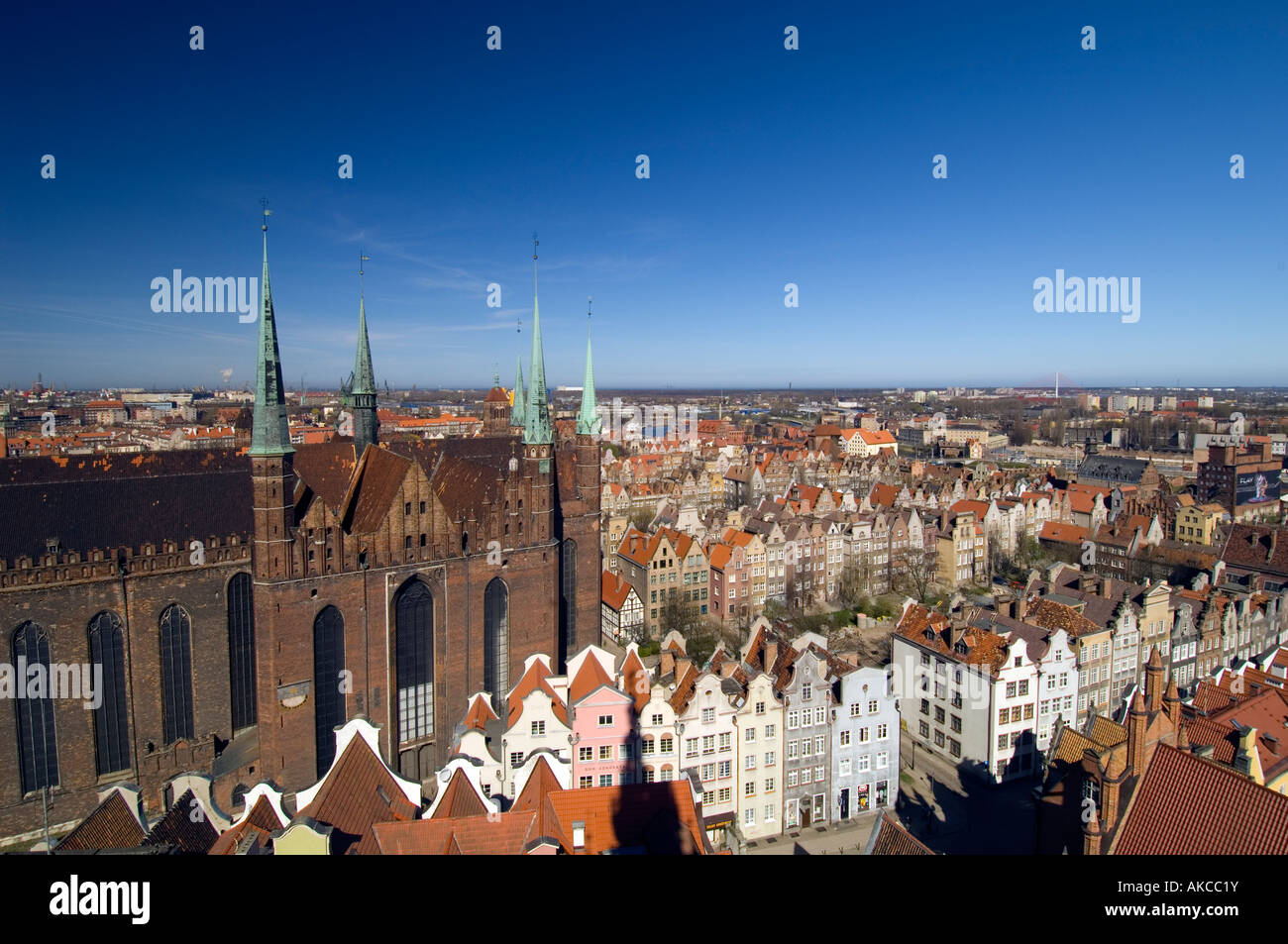 Kirche St Mary s und Blick auf Altstadt, gesehen vom Betrachten der Galerie des alten Rathauses Uhrturm Danzig Polen Stockfoto