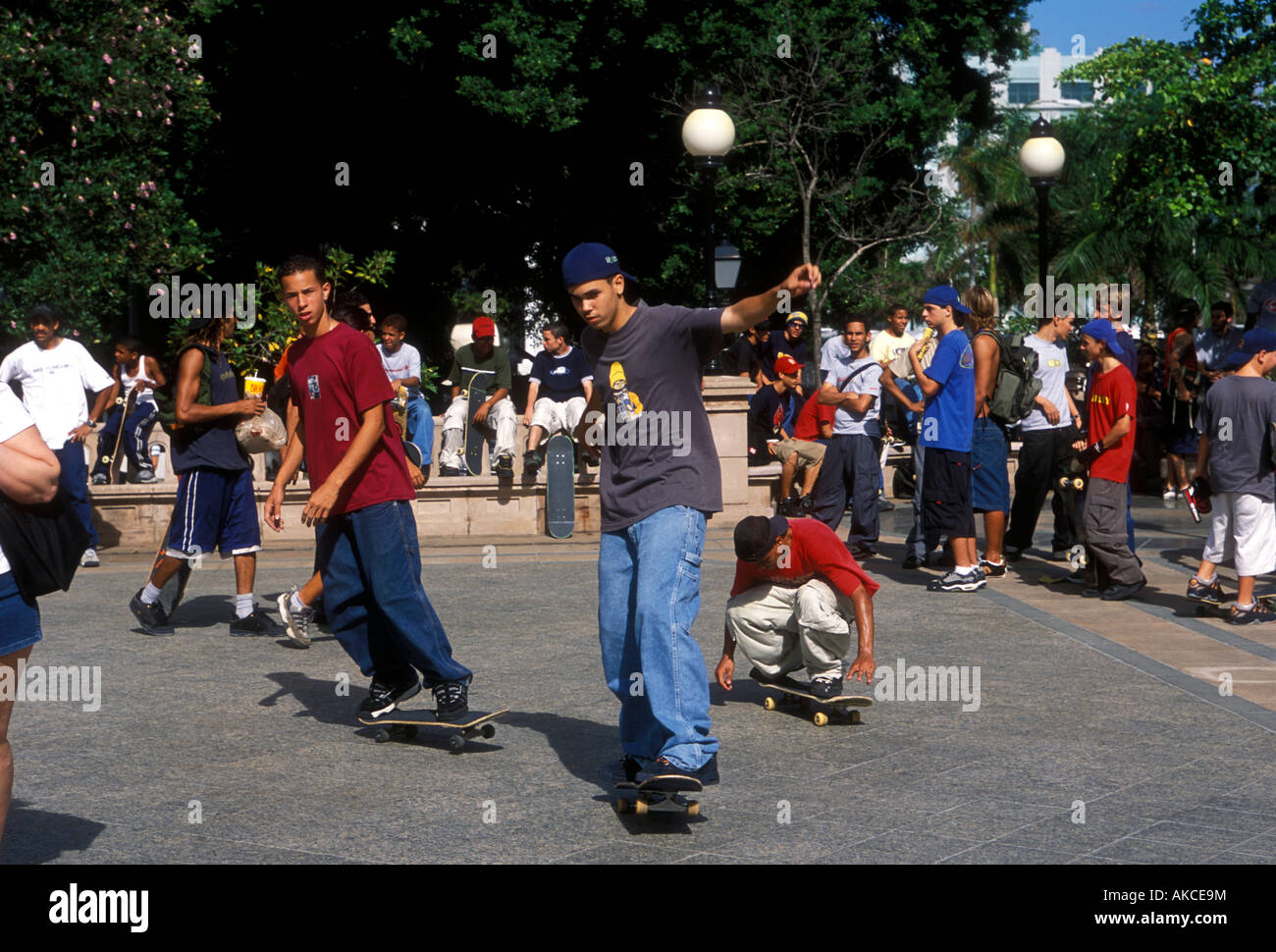 Puerto-Ricanischer Jungs, Jungs im Teenageralter, Skater, skateboard-Wettbewerb, Columbus Square, Old San Juan, San Juan, Puerto Rico Stockfoto