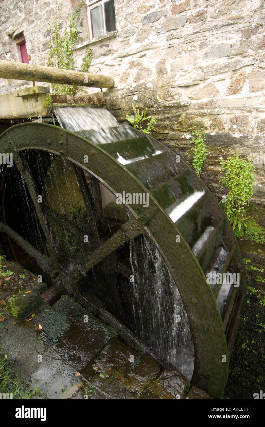 Über Schuss Wasserrad an der Mühle St. Dogmaels Llandudoch in der Nähe von Cardigan Wasser die einzige vollständig betriebene Getreidemühle noch in wales Stockfoto