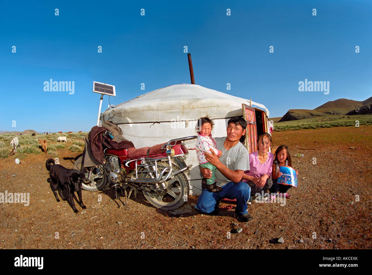 Familie in der Nähe von mongolischen traditionellen Behausung Jurte. Reinste Aimag, Mongolei Stockfoto