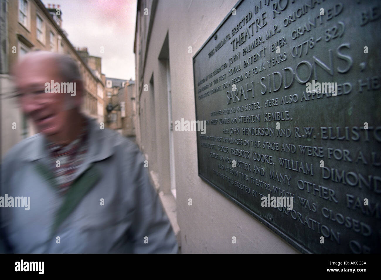 EINE GEDENKTAFEL IM ALTEN ORCHARD STREET BAD SOMERSET UK AUF DEM GELÄNDE DES ALTEN THEATER ROYAL ZUM GEDENKEN AN DAS LEBEN DER SCHAUSPIELERIN SARAH Stockfoto