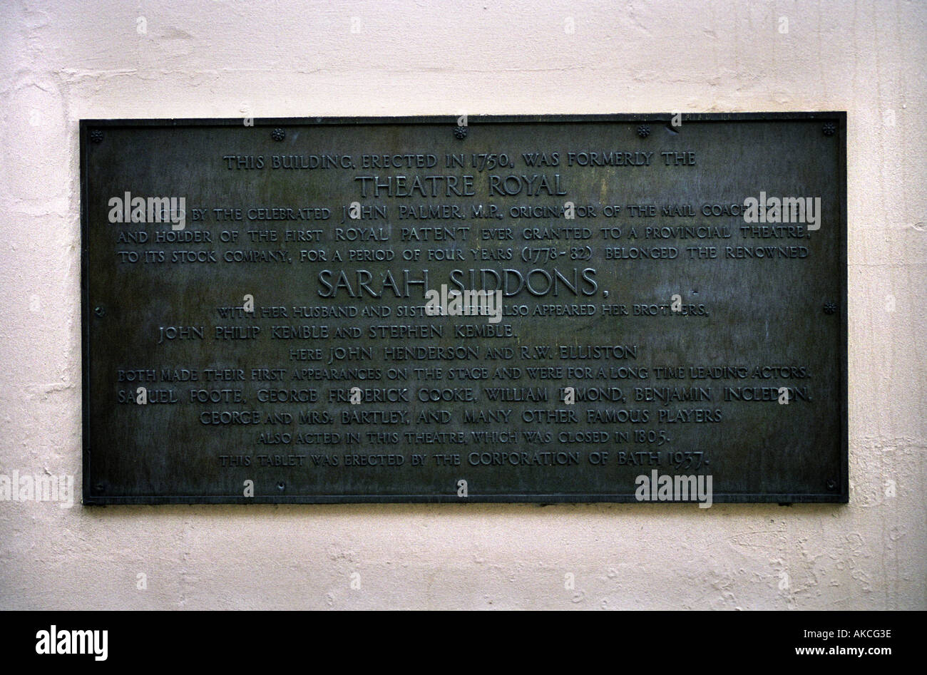 EINE GEDENKTAFEL IM ALTEN ORCHARD STREET BAD SOMERSET UK AUF DEM GELÄNDE DES ALTEN THEATER ROYAL ZUM GEDENKEN AN DAS LEBEN DER SCHAUSPIELERIN SARAH Stockfoto