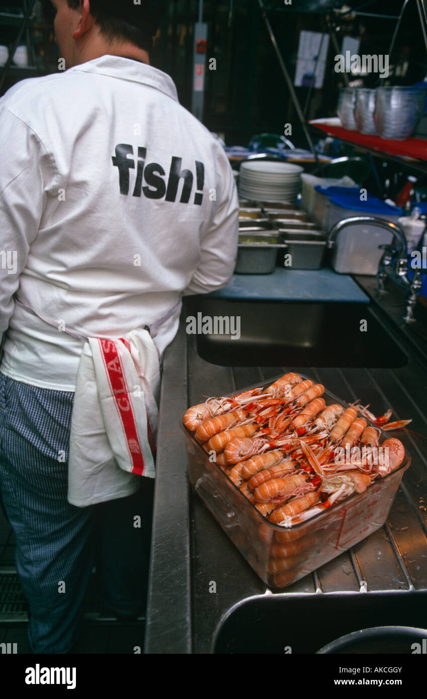 Verpackte frische Riesengarnelen sind hinter ein Koch im Fischrestaurant im  Borough Market, London Stockfotografie - Alamy