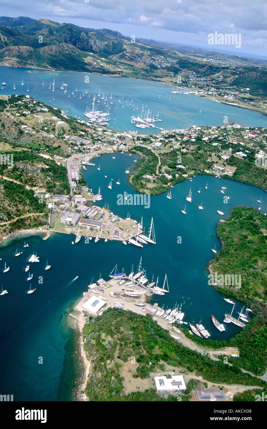 Eine Luftaufnahme von Segelbooten in der Marina auf der Insel Antigua in der Karibik. Stockfoto