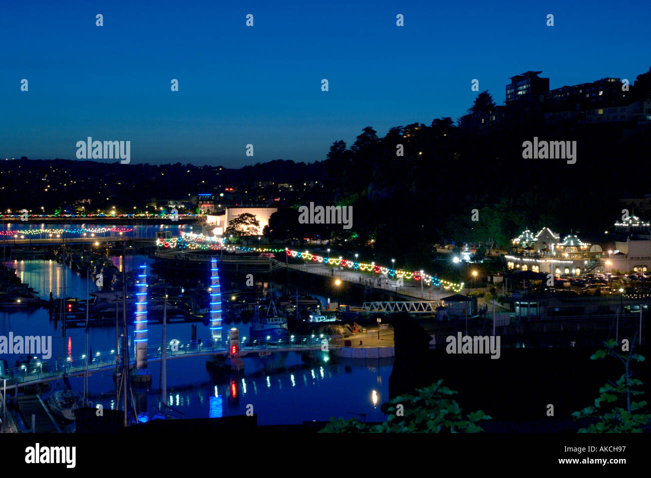 Hafen von Torquay und neue Brücke 2005 schönen blauen Abendhimmel in der Dämmerung mit Reflexionen Stockfoto