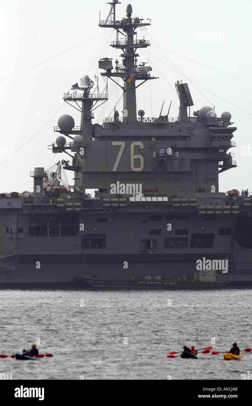 Eine Familie Kajaks in der Nähe von US Navy Flugzeugträger USS Ronald Reagan in den Hafen von Santa Barbara in Kalifornien. © Craig M. Eisenberg Stockfoto
