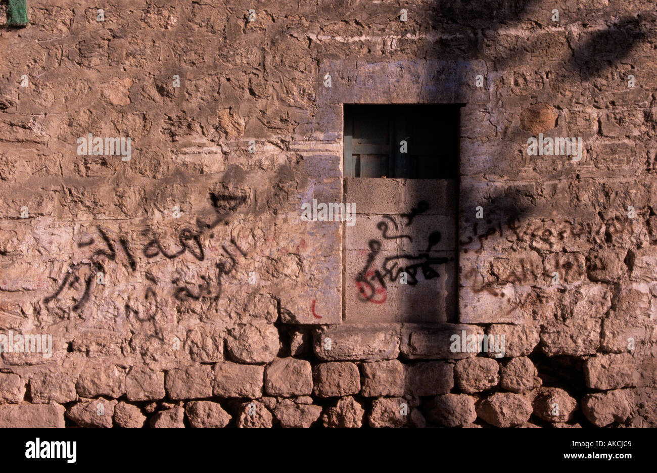 Ein Bild von Graffiti auf einer alten Steinmauer Stockfoto