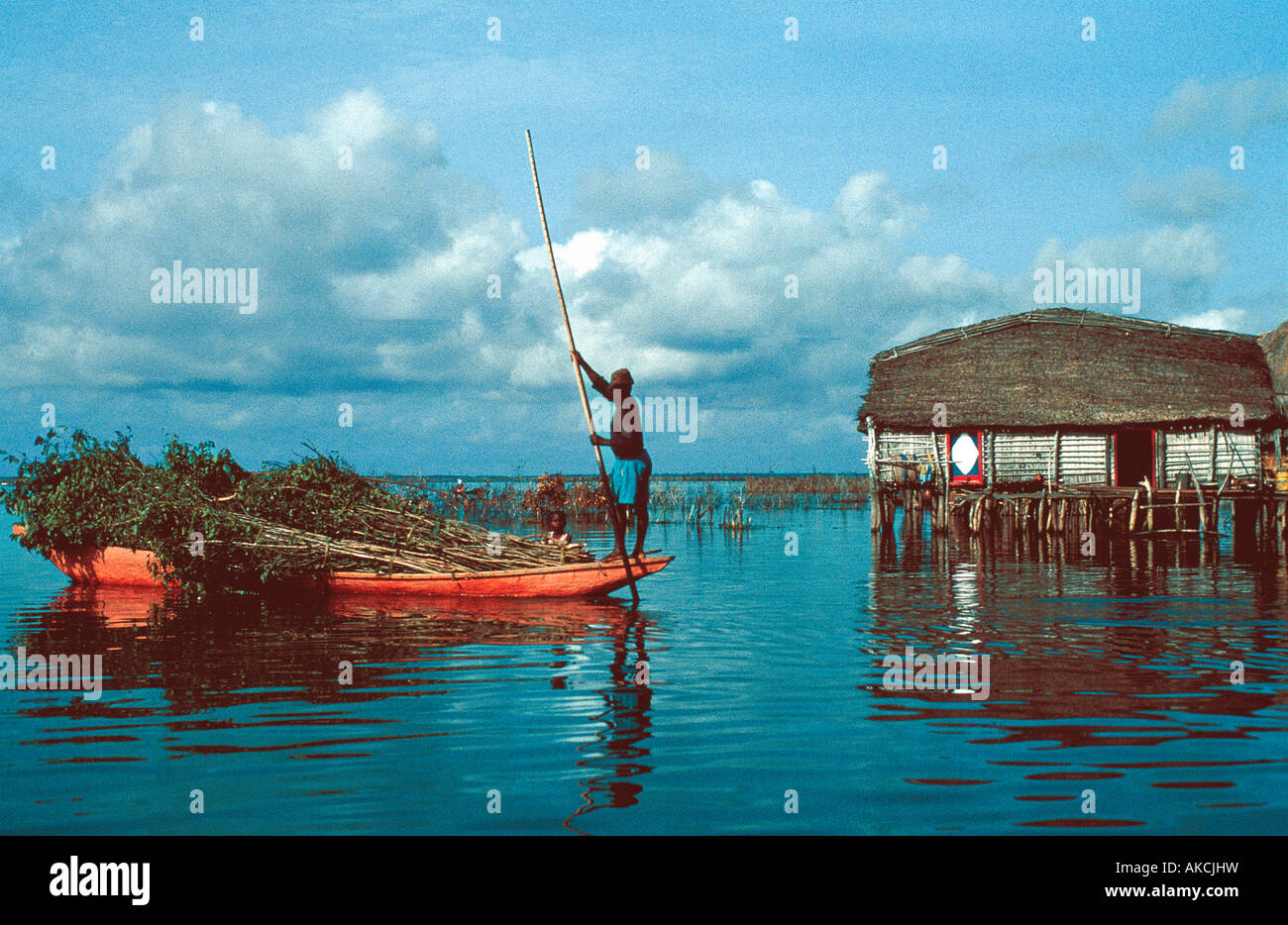 Ein Mann mit einem Pol-Boote oder ausgegraben Kanu auf der Küste von Westafrika Benin Stockfoto