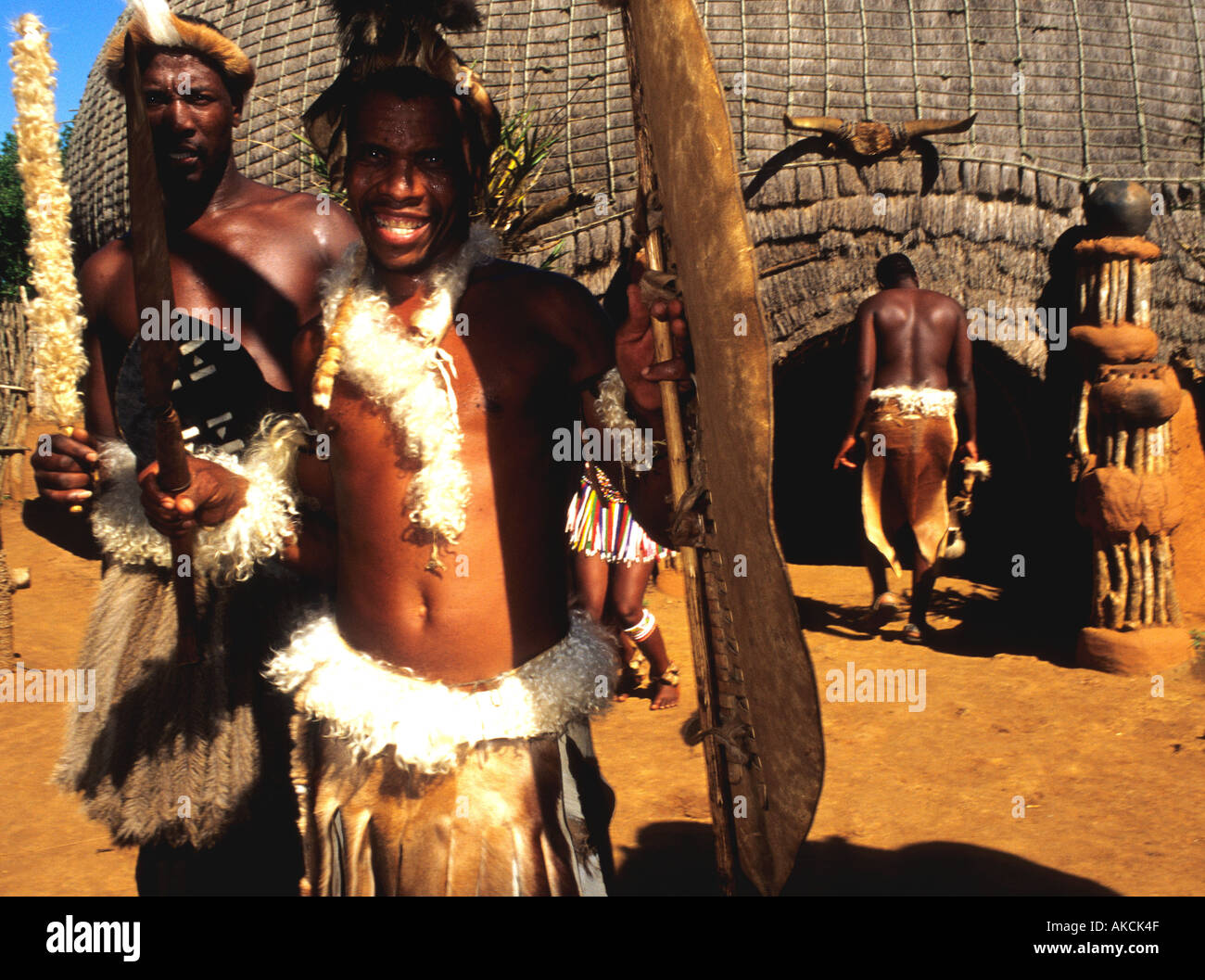 Dorfbewohner, die Durchführung der Zulu Tanz Südafrika Stockfoto