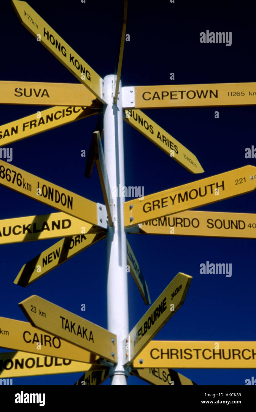 Ziel-Schild mit berühmten Namen und Entfernungen Kaiteritrei New Zealand Stockfoto