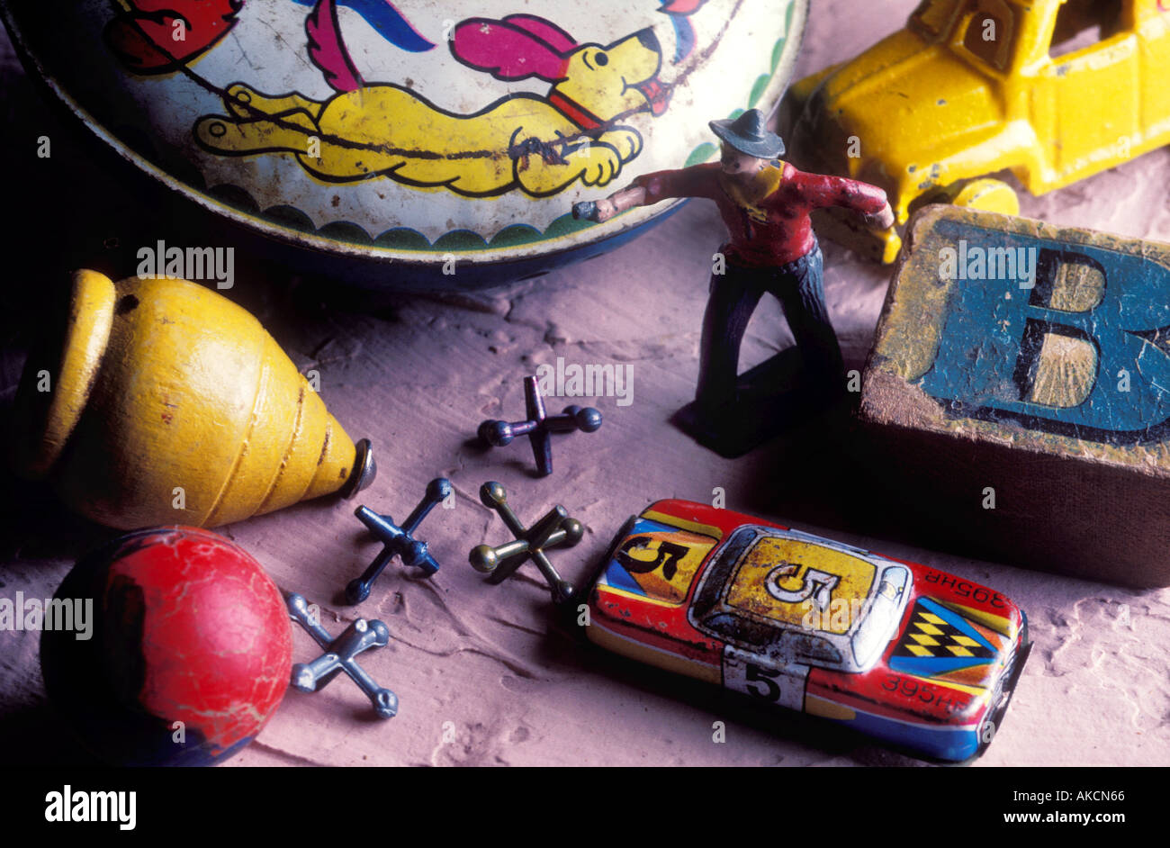 Altes Spielzeug Spitzen Auto und cowboy Stockfoto