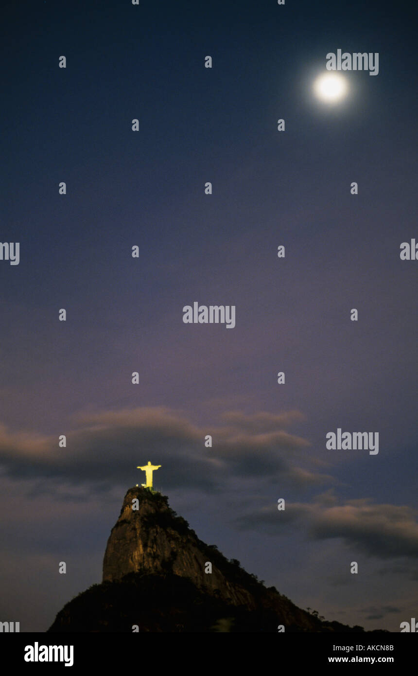 Fernsicht auf den Corcovado in der Nacht mit Vollmond und Statue Christi beleuchtet Rio De Janeiro Brasilien Stockfoto
