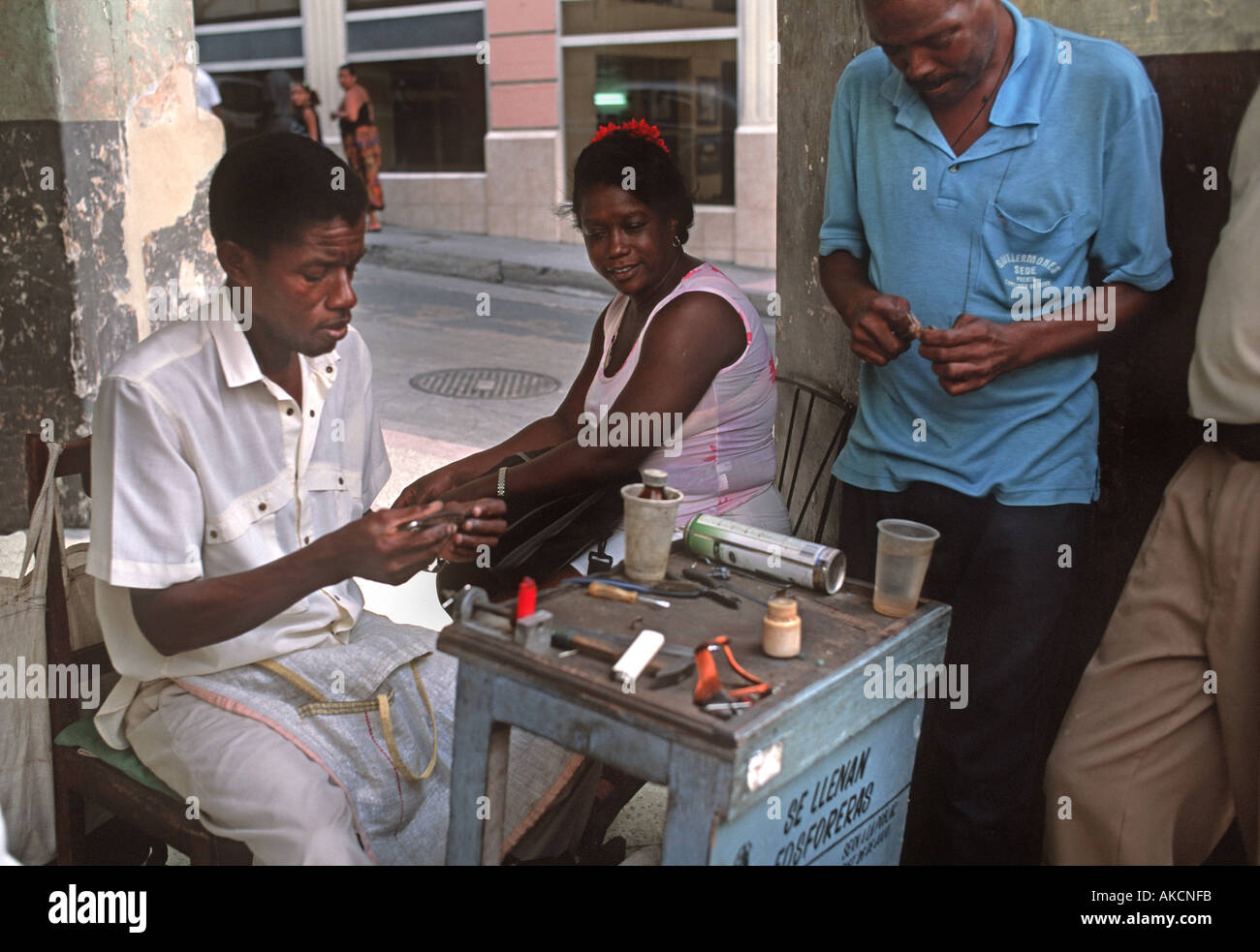 Informellen Sektor Wirtschaft Streetside Stall in Santiago De Cuba, wo Feuerzeuge in den Ort Santiago Kuba wieder aufgefüllt werden können Stockfoto
