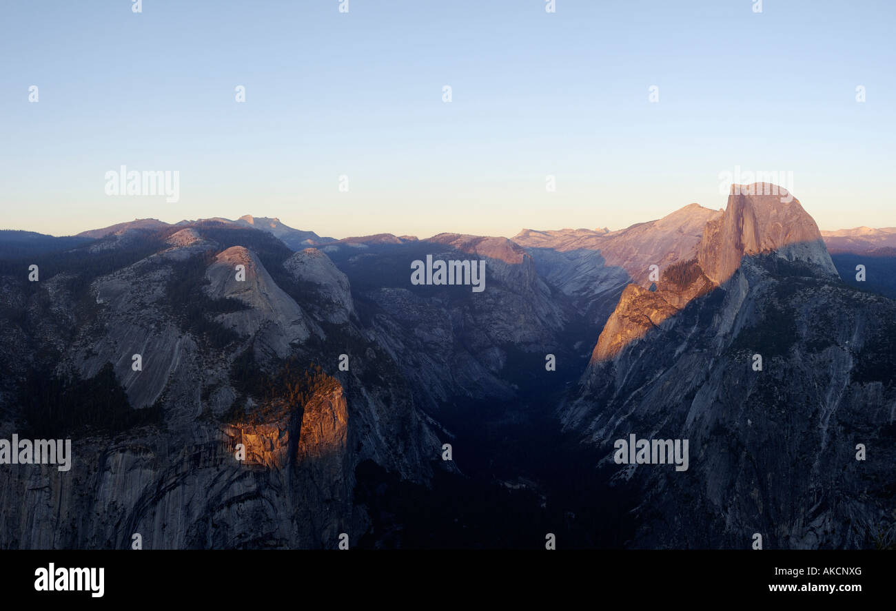 Hochauflösende Panorama des Yosemite Valley eingehüllt von den Abend Trübsinn mit Half Dome von der untergehenden Sonne beleuchtet Stockfoto