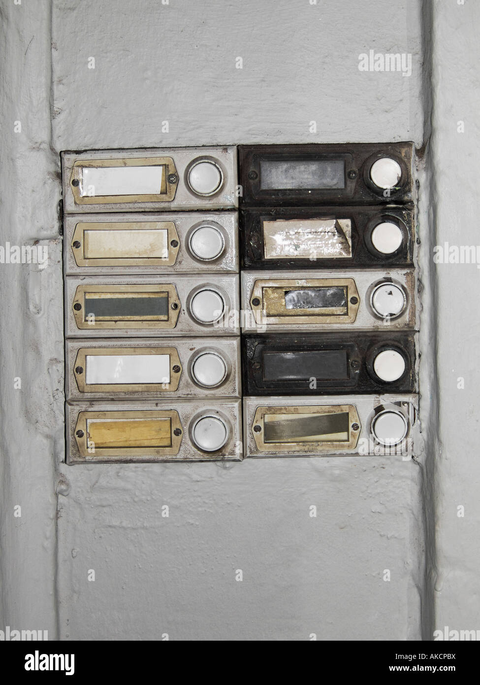 Alte Türglocken - Namen auf Namensschilder entfernt Stockfoto