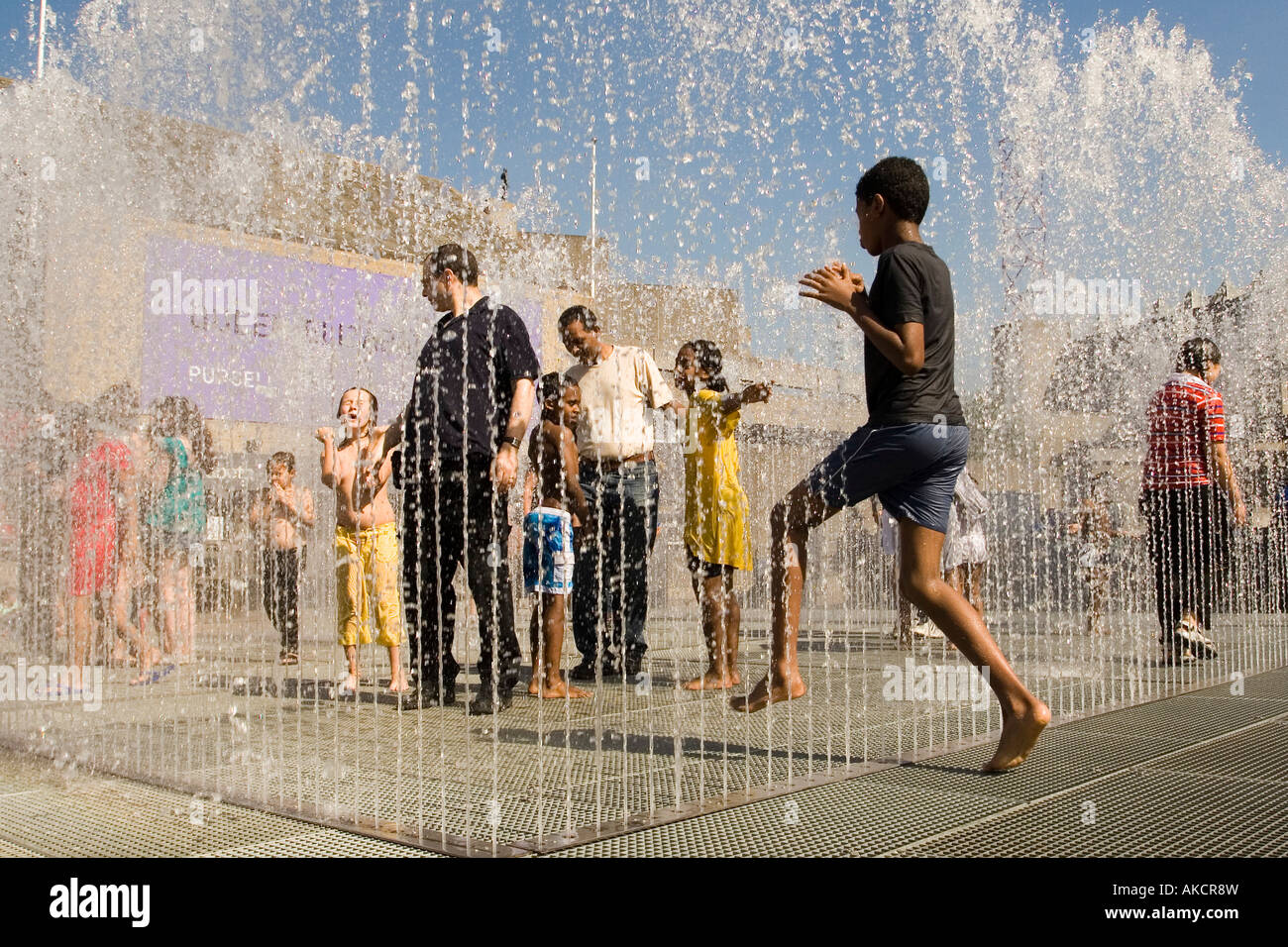 Menschen, die genießen eines Brunnens in South Bank, London Stockfoto