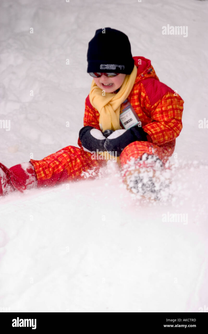 Rodeln und das Spiel mit Schnee Stockfoto