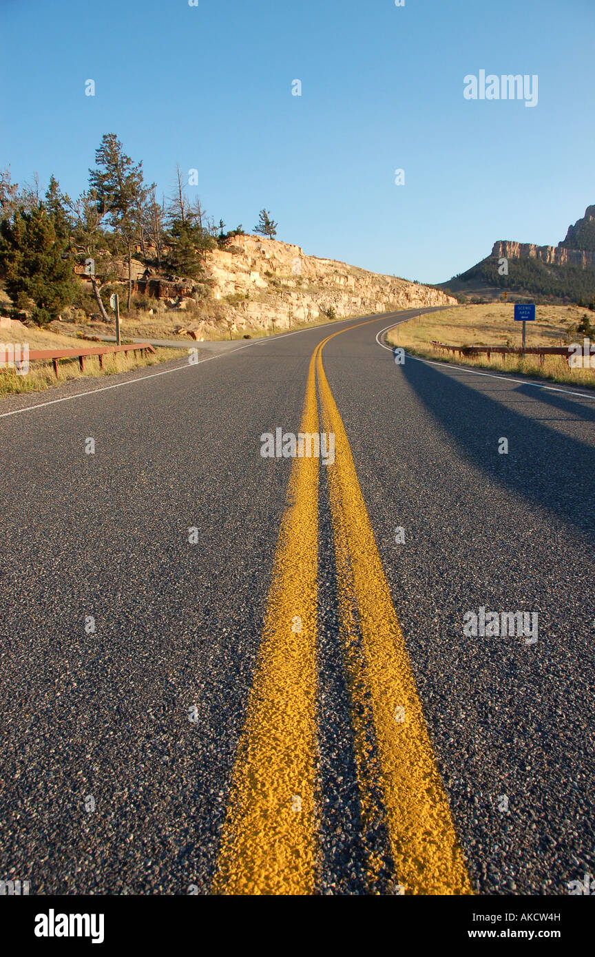 Parallele Linien in der Mitte eine leere Straße, Wyoming, USA Stockfoto