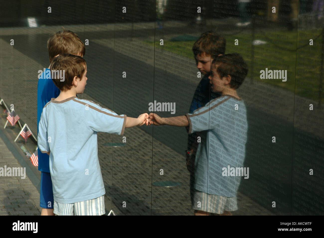 WASHINGTON DC REFLEXION DER KINDER AUS DEN VIETNAM VETERANS MEMORIAL DESIGNED BY MAYA LIN Stockfoto