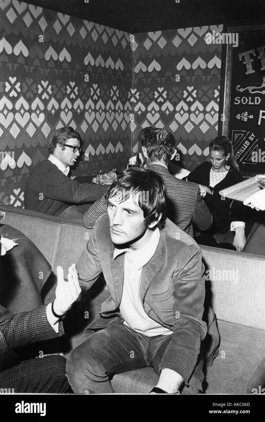 Britischer Schauspieler TERENCE STAMP entspannend in einer Londoner Bar in den 1960er Jahren Hinweis Michael Caine im Hintergrund Stockfoto
