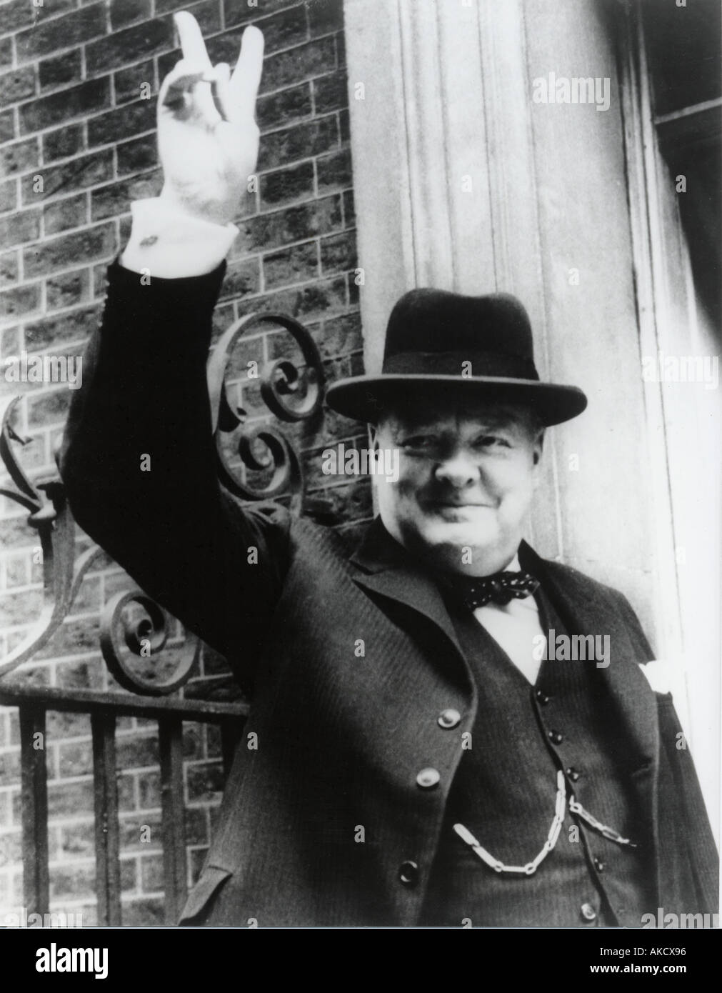 WINSTON CHURCHILL gibt seine berühmten V für Victory-Zeichen auf den Stufen des Nr. 10 Downing Street im Jahr 1945 Stockfoto