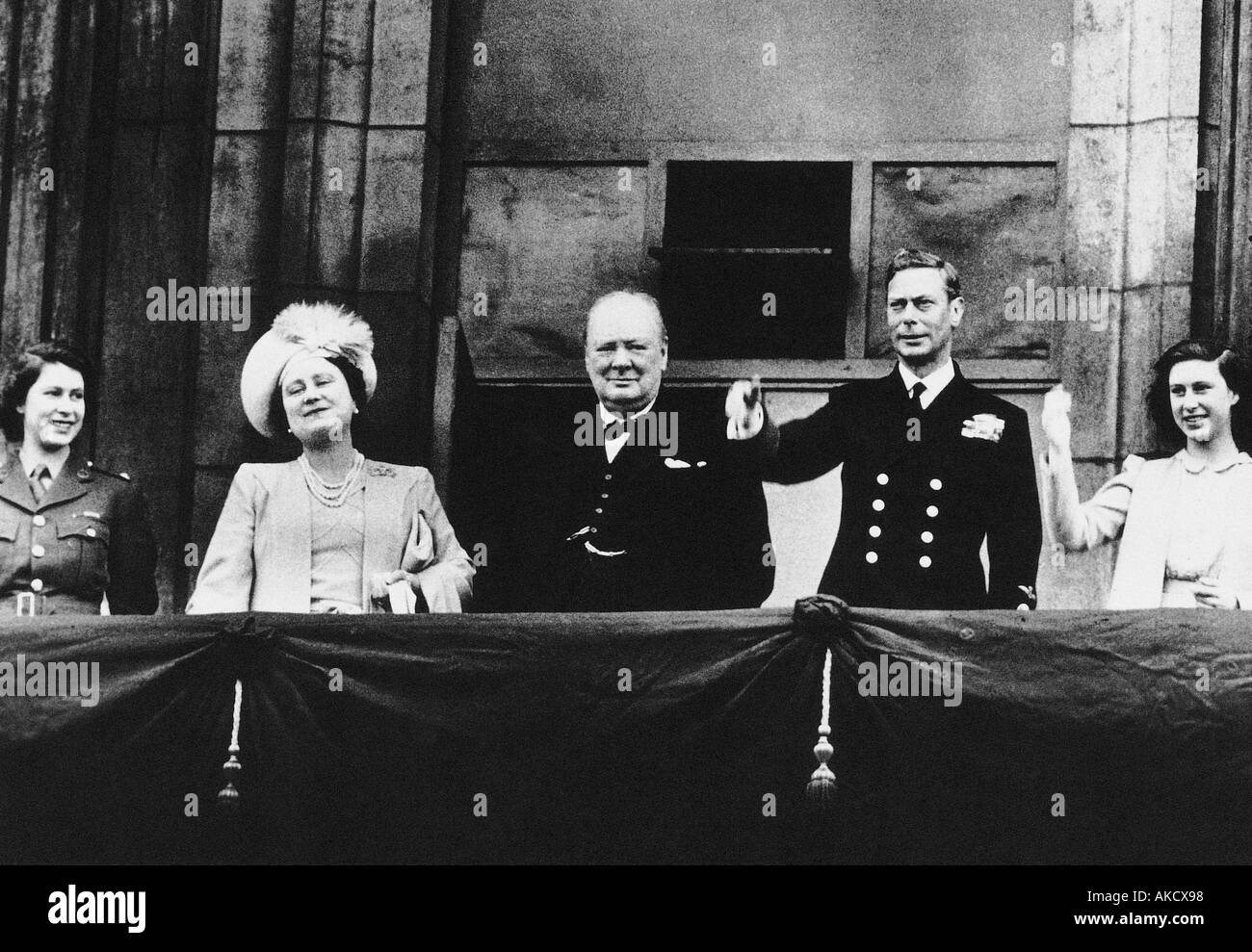 VE Tag 1945 König George VI Königin Elisabeth Prinzessin Elizabeth links und Prinzessin Margaret mit Churchill auf Balkon des Buckin Stockfoto
