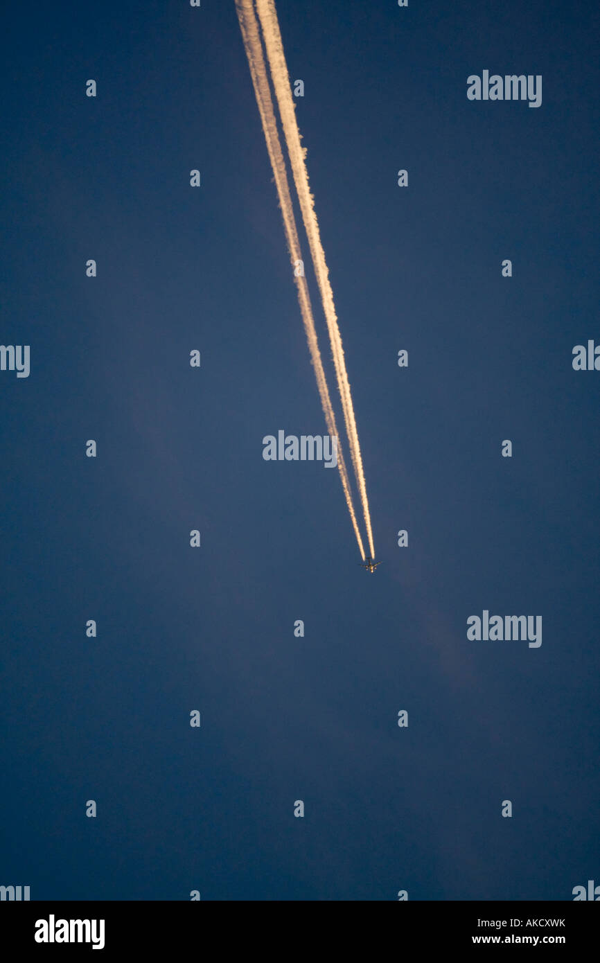 Verkehrsflugzeug fliegt hoch in klaren, blauen Himmel mit Dampf-trail Stockfoto