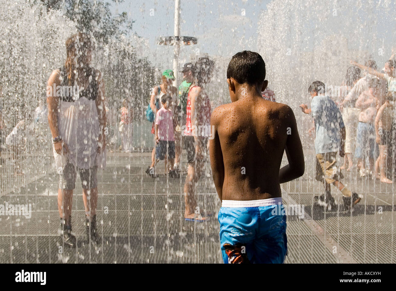 Menschen Enjoing einen Brunnen in South Bank, London Stockfoto