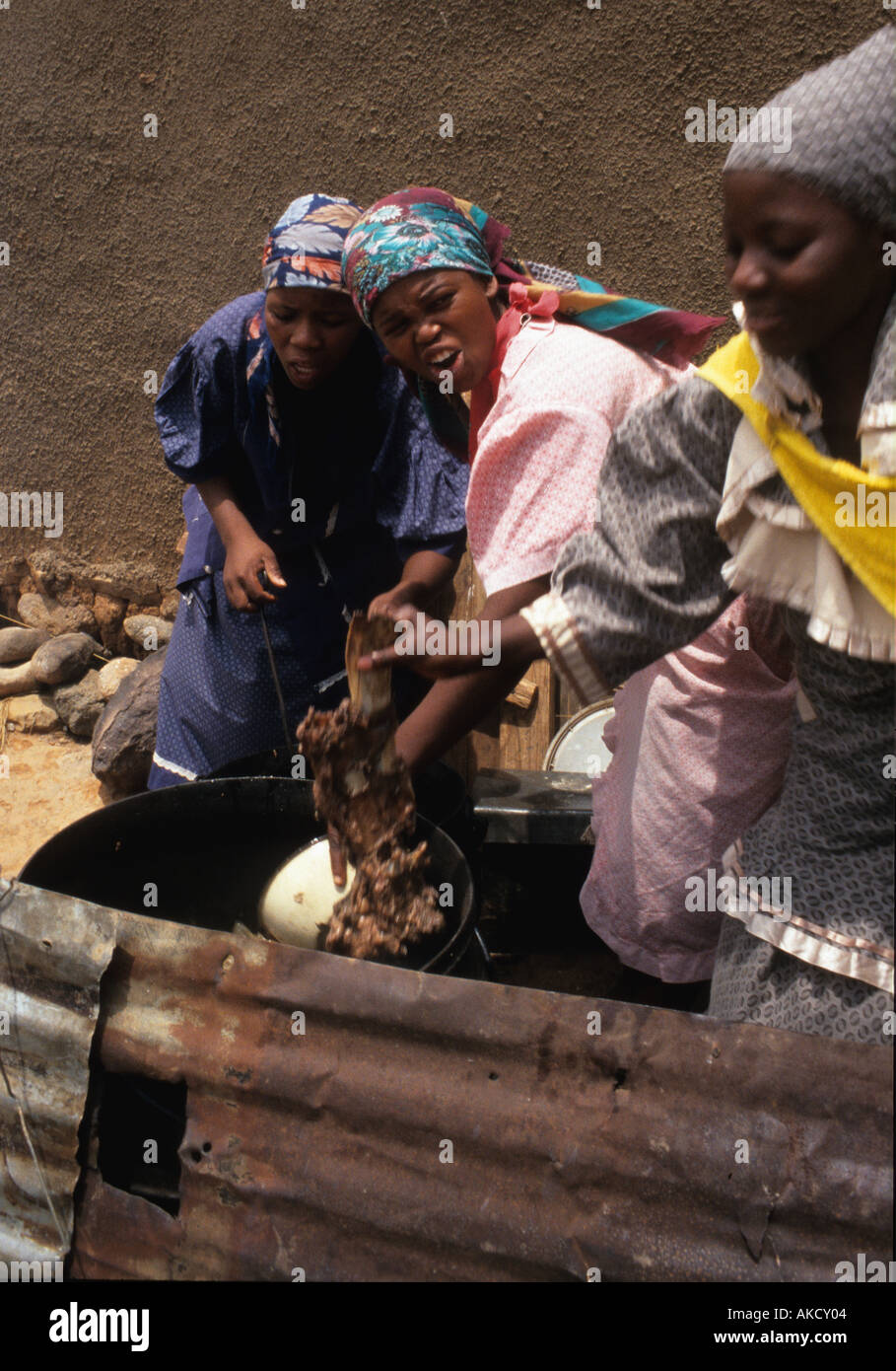 Eine Szene aus einer Gruppe von Frauen kochen in Kwa Zulu natal in Südafrika Stockfoto
