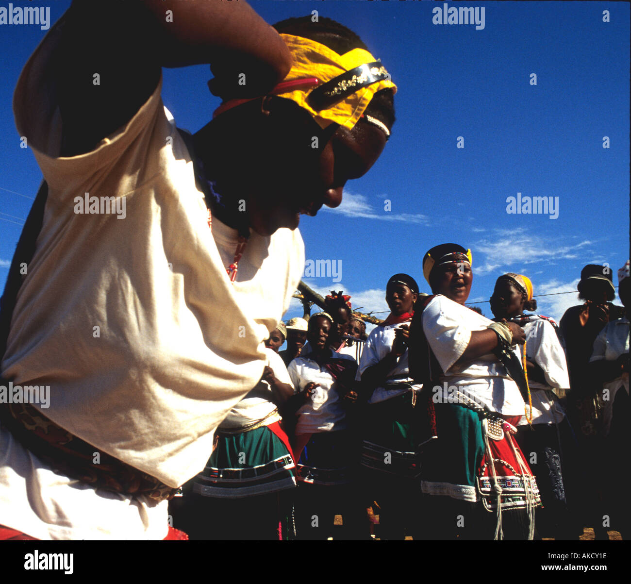 Dorfbewohner, die Durchführung der Zulu Tanz Südafrika Stockfoto