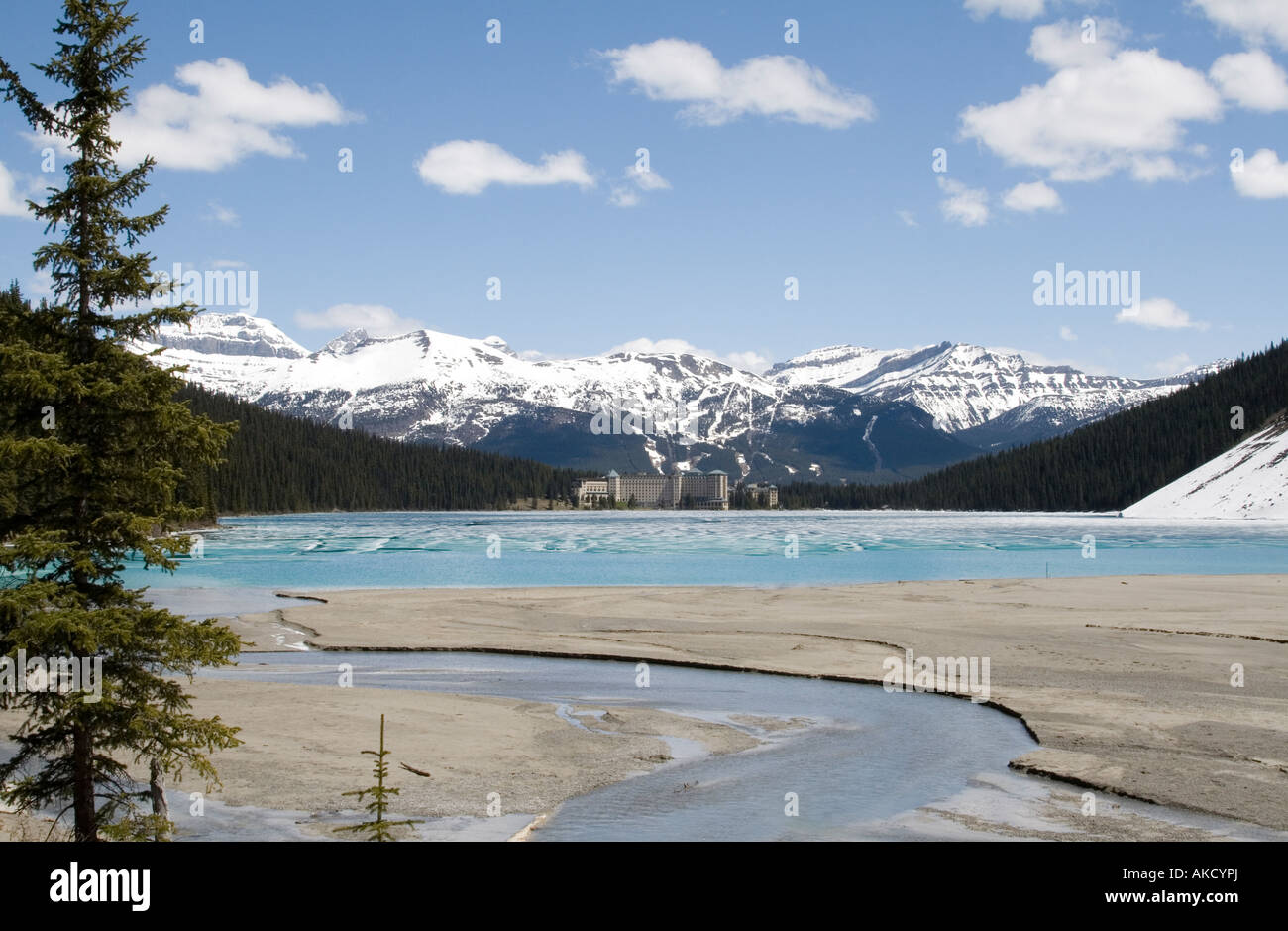 Chateau Lake Louise befindet sich am Nord-östlichen Ende eine gefrorene Lake Louise in Alberta, Kanada Stockfoto