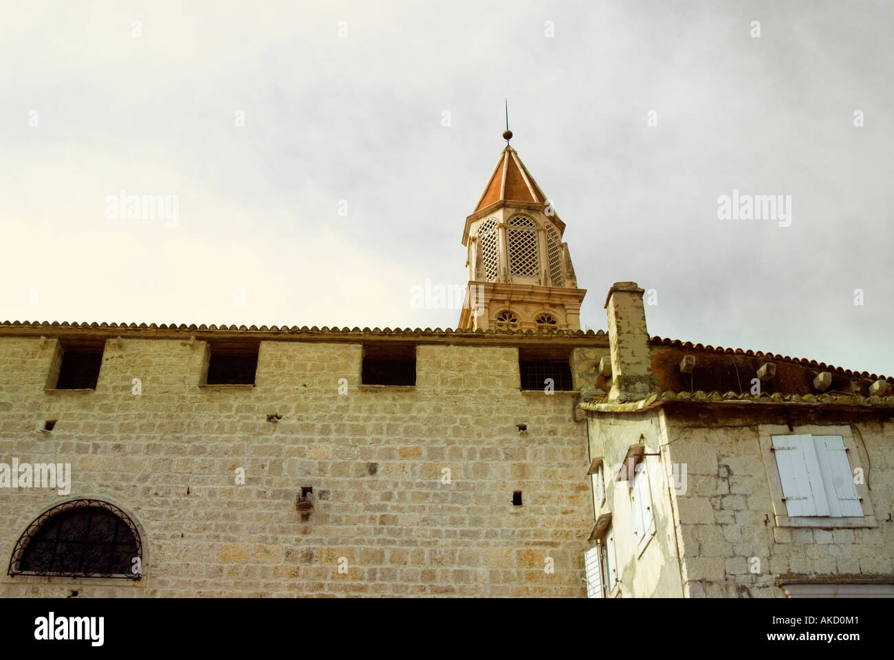 Süd-Ost-Europa, Kroatien, Dalmatien, Kirchturm hinter mittelalterlichen Gebäude Stockfoto