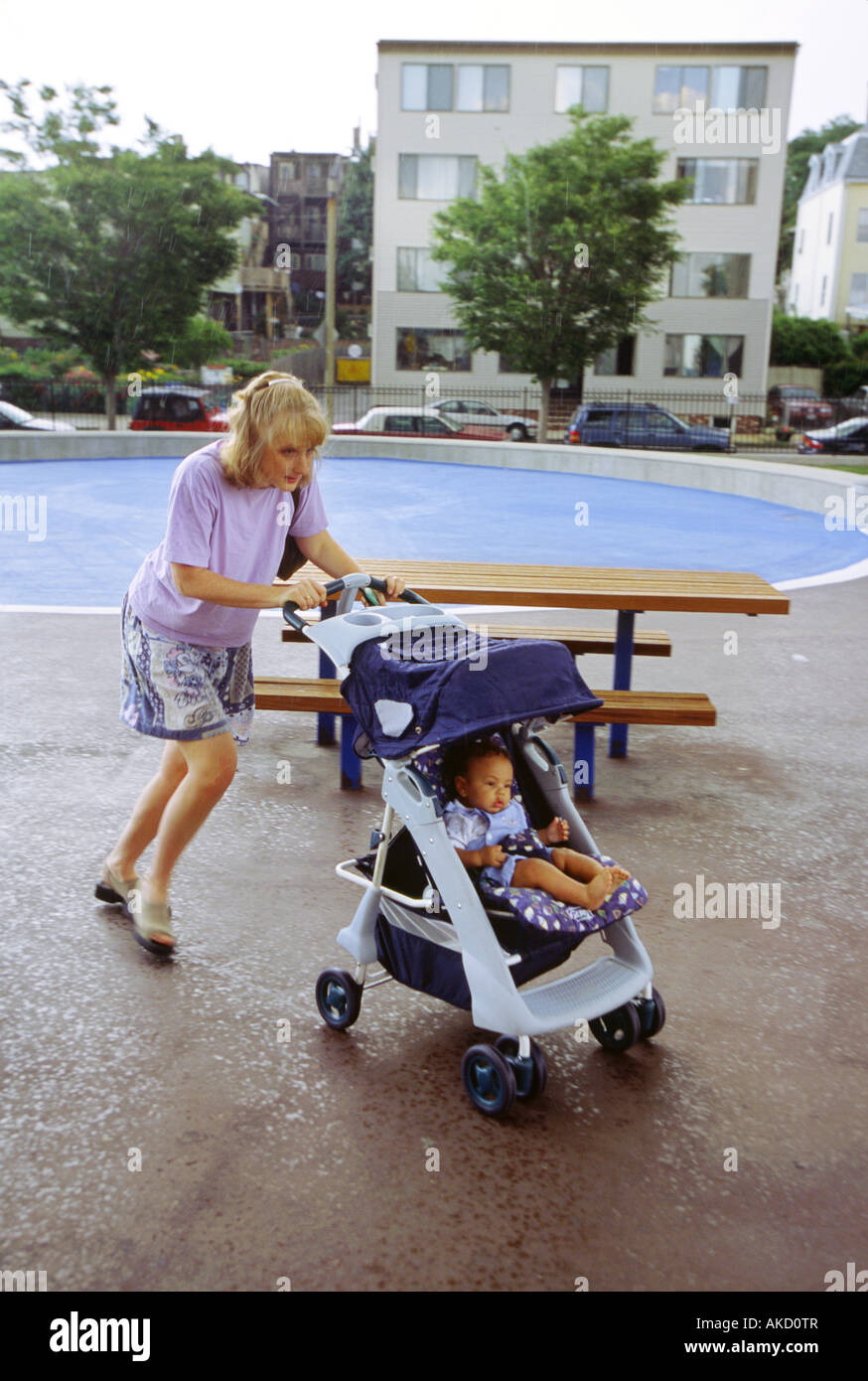 Mutter mit kinderwagen im sommer -Fotos und -Bildmaterial in hoher  Auflsung  Alamy