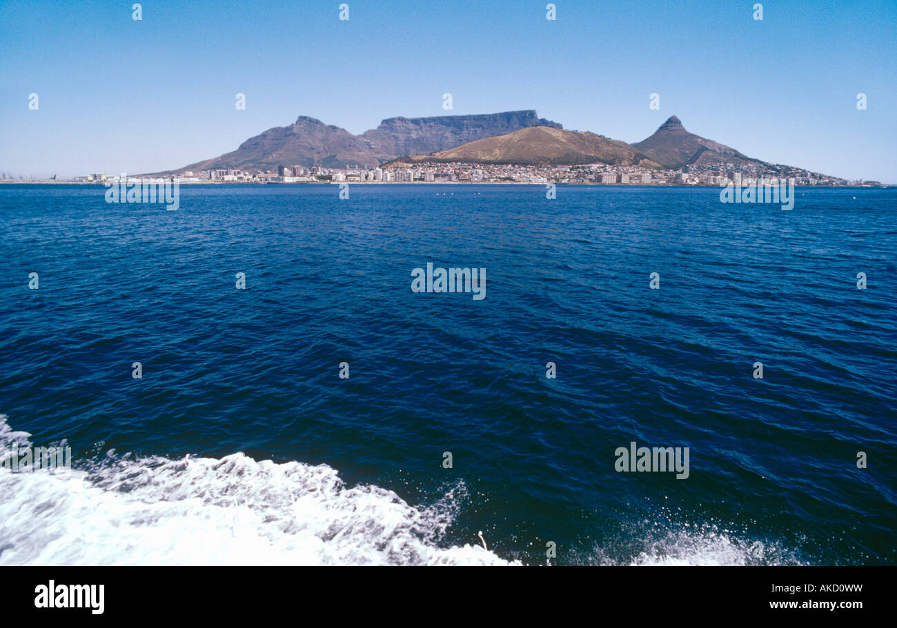 Blick vom Meer der Tafelberg und Signal Hill, Cape Town, Südafrika Stockfoto