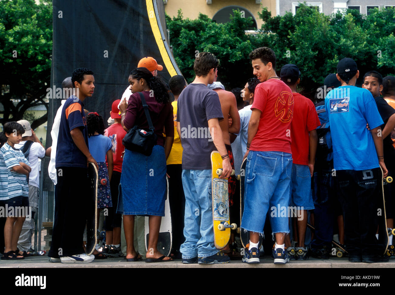 Puerto Ricaner, Puerto Rican Jungen, teen Boys, Jungs im Teenageralter, Skateboarder, skateboard Wettbewerb, Columbus Square, Old San Juan, San Juan, Puerto Rico Stockfoto