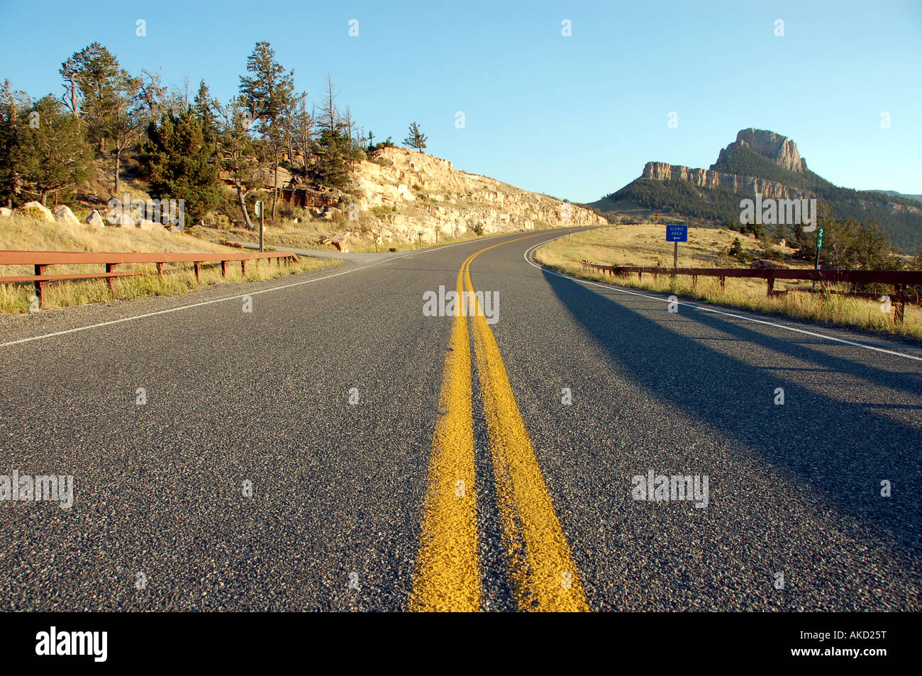 Parallele Linien in der Mitte eine leere Straße, Wyoming, USA Stockfoto