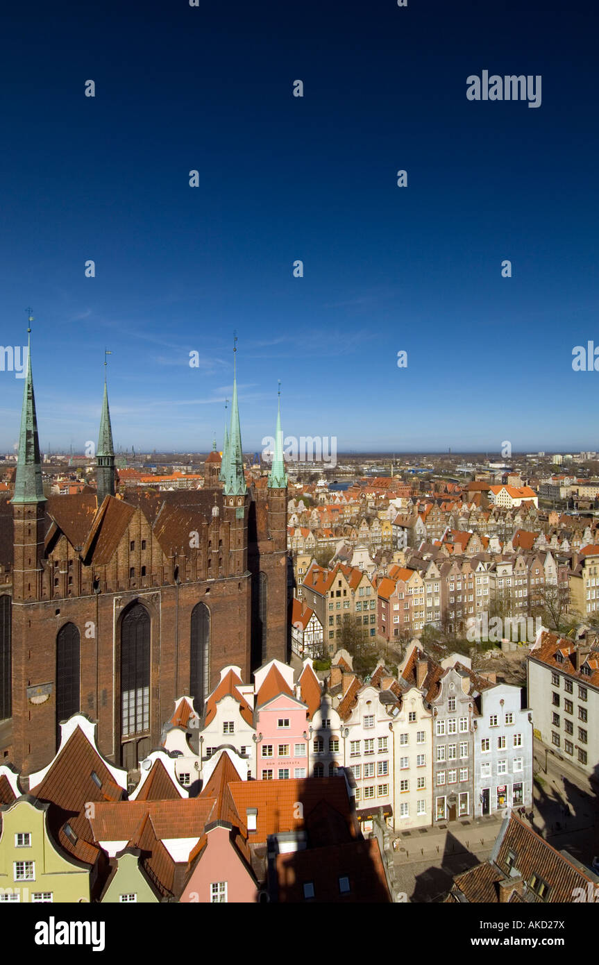 Kirche St Mary s und Blick auf Altstadt, gesehen vom Betrachten der Galerie des alten Rathauses Uhrturm Danzig Polen Stockfoto