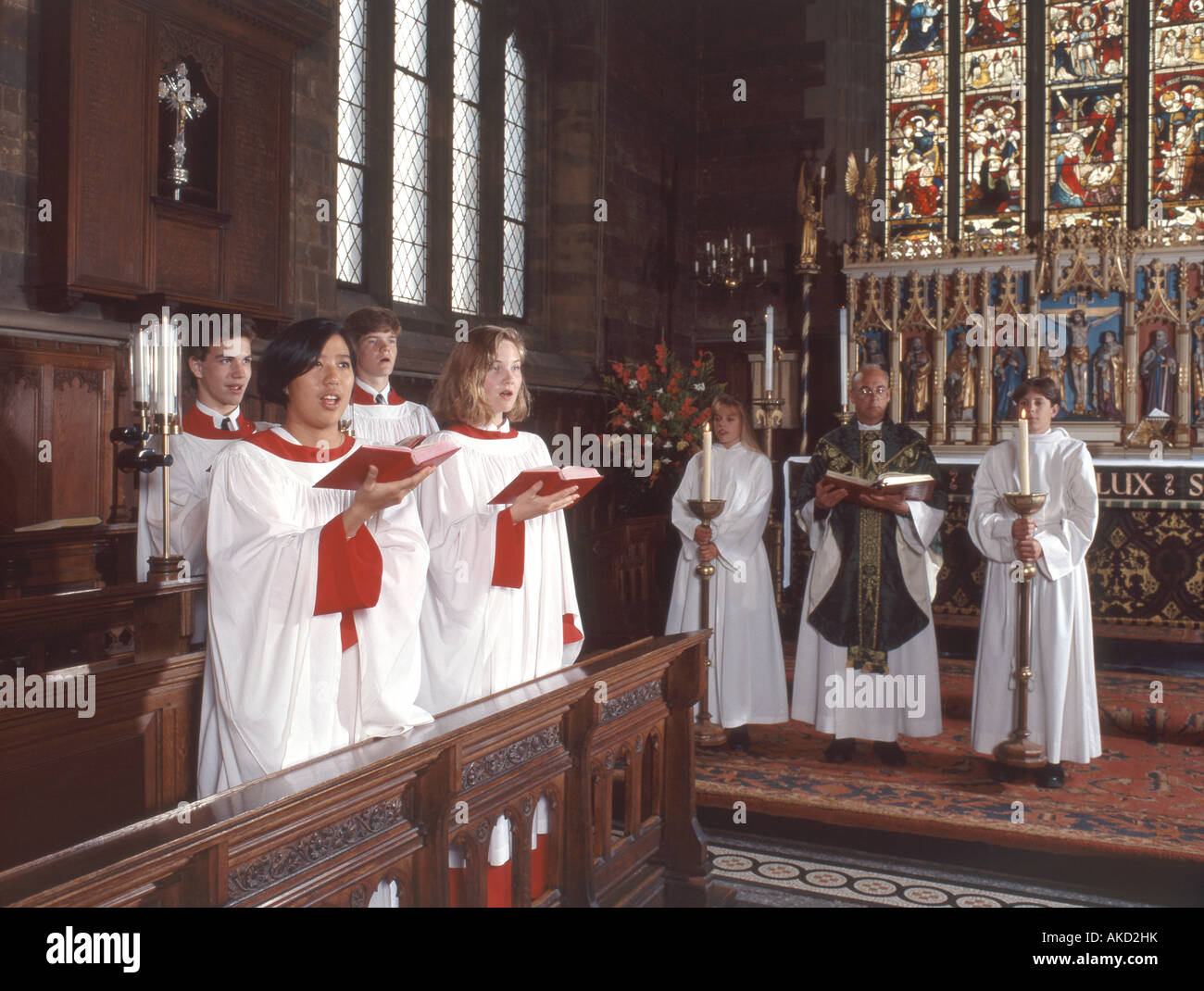 Kinderchor singen in der Kirche, Surrey, England, Vereinigtes Königreich Stockfoto