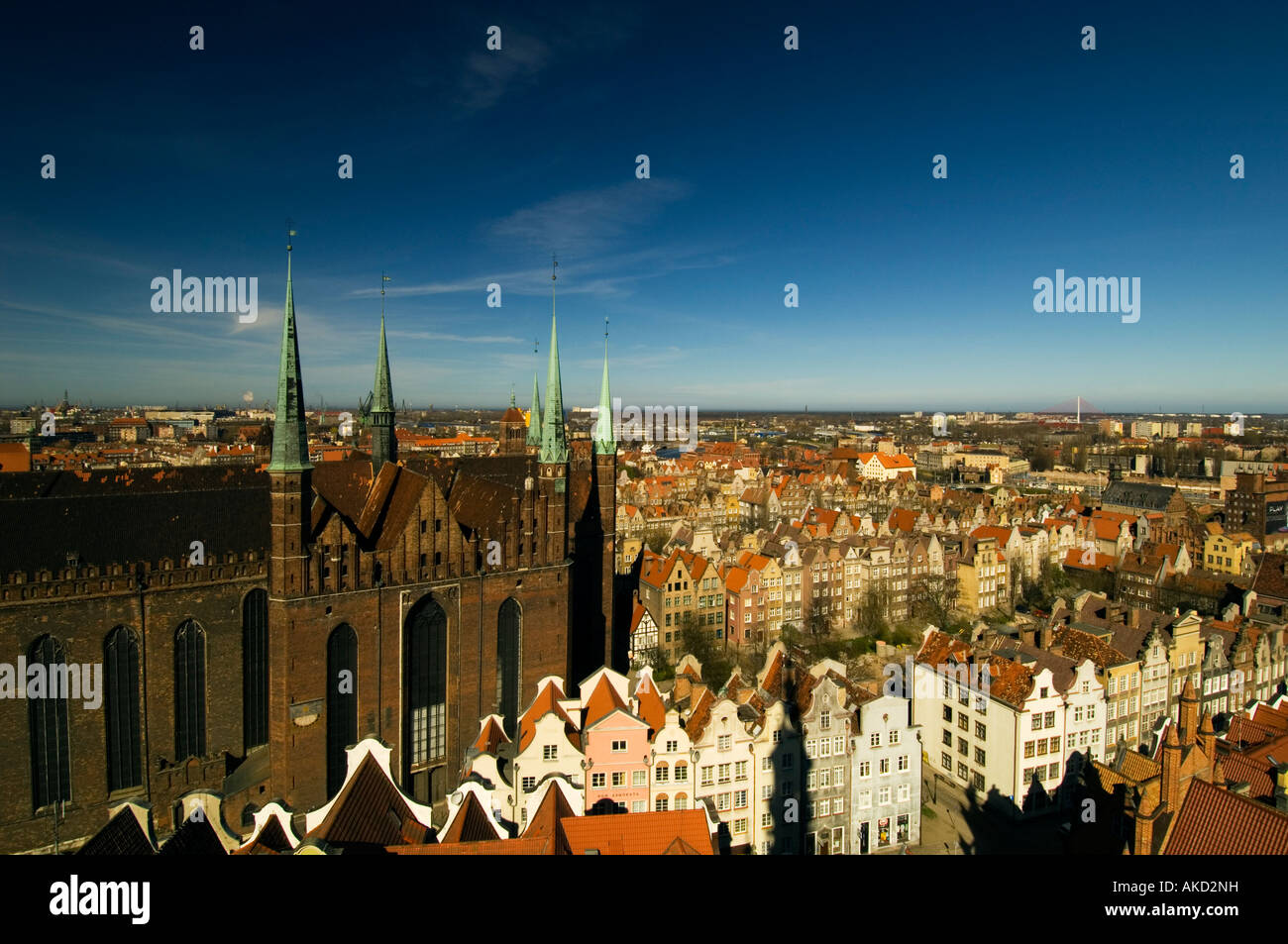 Kirche St Mary s und Blick auf Altstadt, gesehen vom Betrachten der Galerie des alten Rathauses Uhrturm Danzig Polen Stockfoto