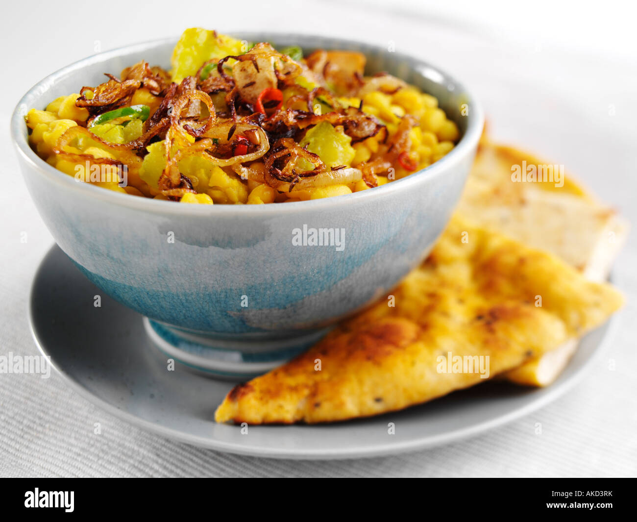 Indische Bohne Knochenmark Dhal mit Naan redaktionelle vegetarisch Stockfoto