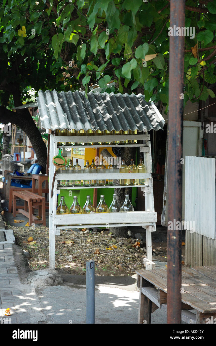 Traditionelle Pumpe Tankstelle in einer armen Gegend von Bali Indonesien mit Glas boottle Stockfoto